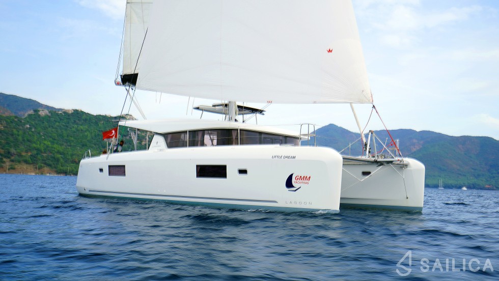 Lagoon 42 - Yacht Charter Sailica