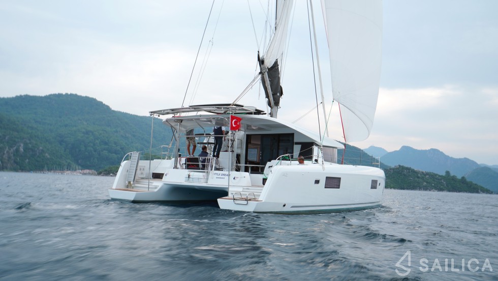 Lagoon 42 - Yacht Charter Sailica