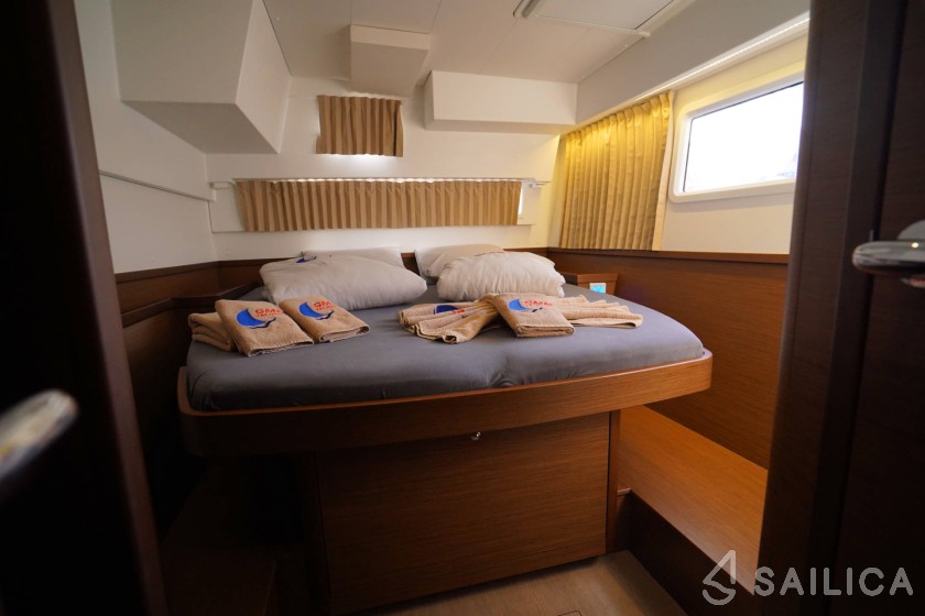 Lagoon 42 - Yacht Charter Sailica