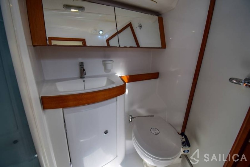 Oceanis 40 - Yacht Charter Sailica