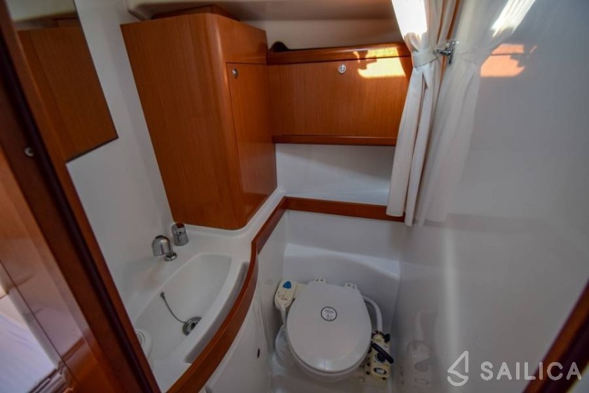 Oceanis 40 - Yacht Charter Sailica