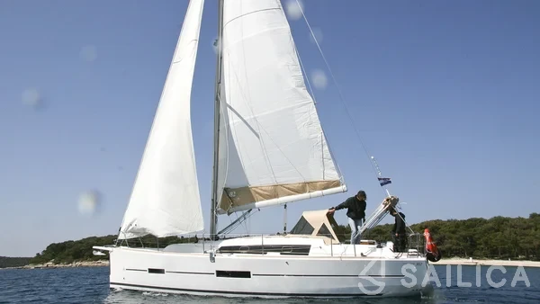 Dufour 382 GL - Yacht Charter Sailica