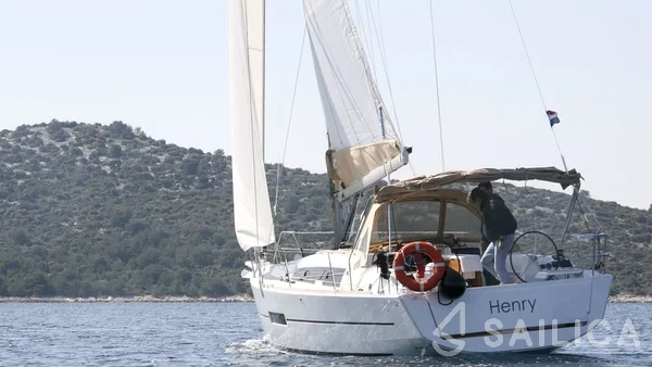 Dufour 382 GL - Yacht Charter Sailica