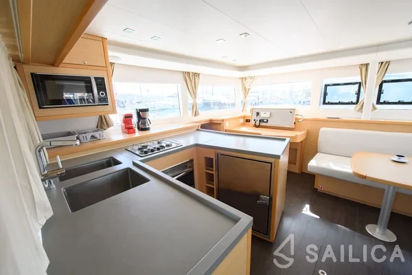 Lagoon 450  Flybridge - Yacht Charter Sailica