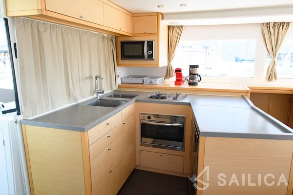 Lagoon 450  Flybridge - Yacht Charter Sailica