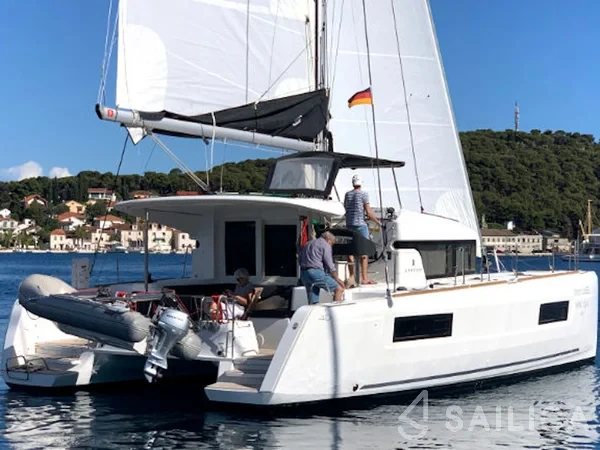 Lagoon 40 - Yacht Charter Sailica