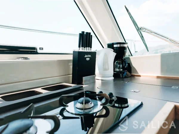 Bavaria E40 Fly - Yacht Charter Sailica