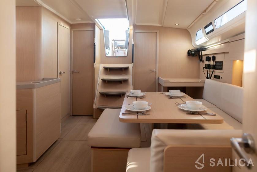 Oceanis 40.1 - Yacht Charter Sailica