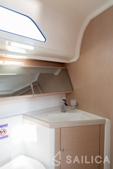 Oceanis 40.1 - Yacht Charter Sailica