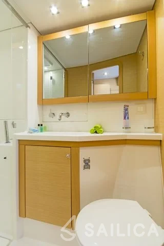 Lagoon 450  Flybridge - Yacht Charter Sailica
