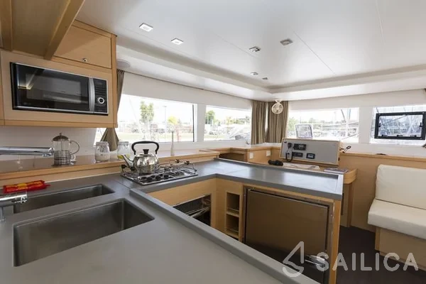 Lagoon 450  Flybridge - Yacht Charter Sailica