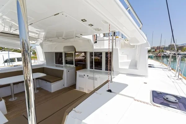 Lagoon 450  Flybridge - Yacht Charter Sailica