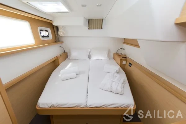 Lagoon 450  Flybridge - Yacht Charter Sailica