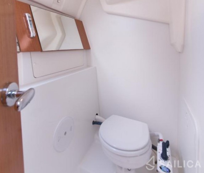 Oceanis 31 - Yacht Charter Sailica