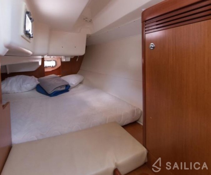 Oceanis 31 - Yacht Charter Sailica
