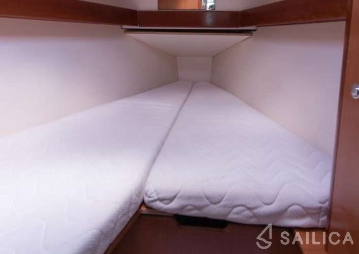 Oceanis 31 - Yacht Charter Sailica