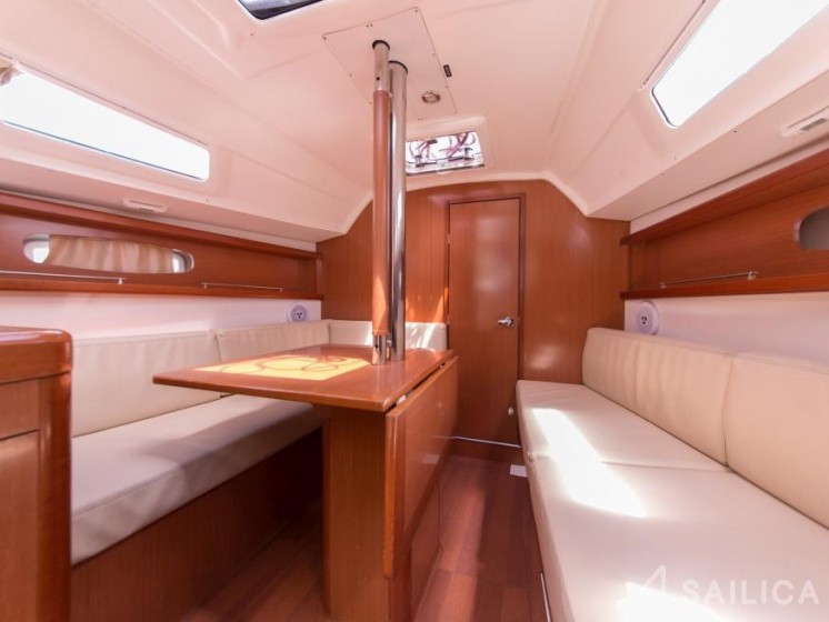 Oceanis 31 - Yacht Charter Sailica