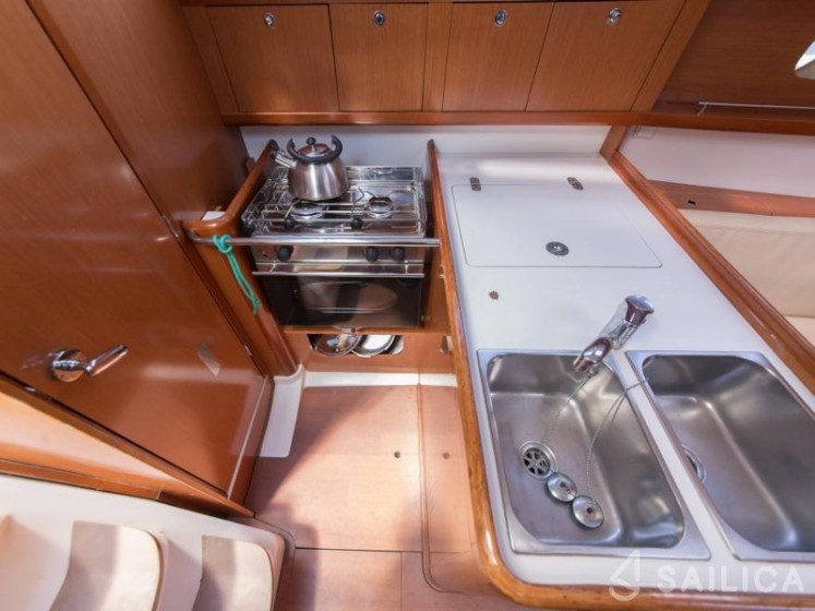 Oceanis 31 - Yacht Charter Sailica