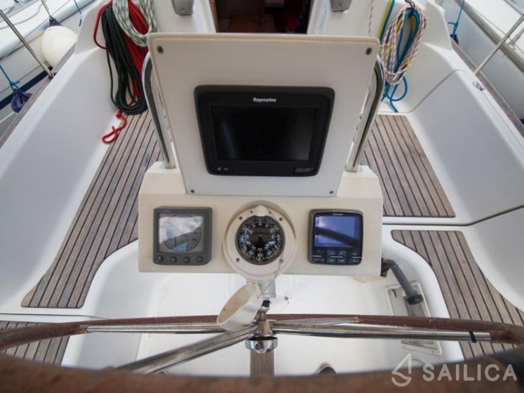 Oceanis 31 - Yacht Charter Sailica