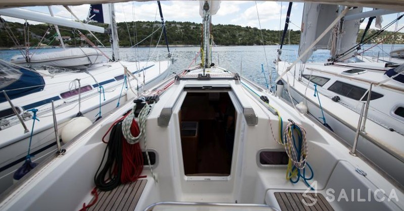 Oceanis 31 - Yacht Charter Sailica