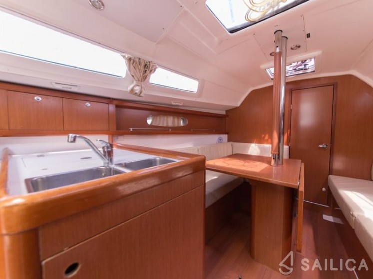 Oceanis 31 - Yacht Charter Sailica