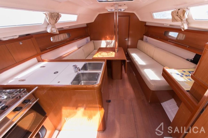 Oceanis 31 - Yacht Charter Sailica