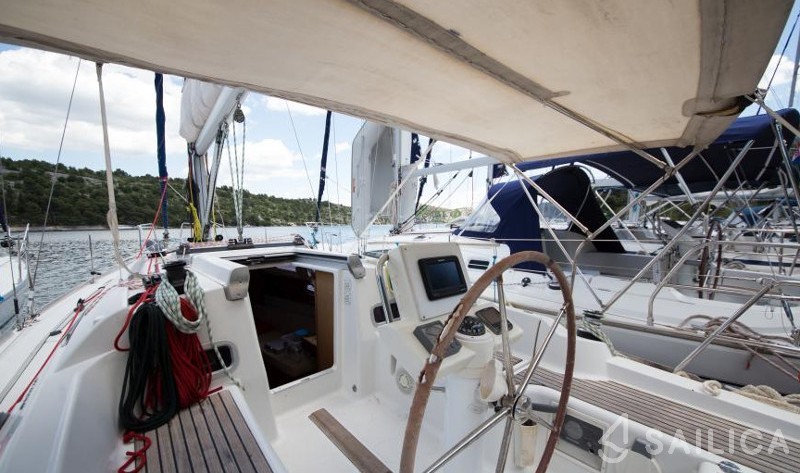 Oceanis 31 - Yacht Charter Sailica