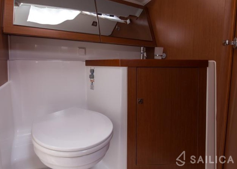 Oceanis 41 - Yacht Charter Sailica