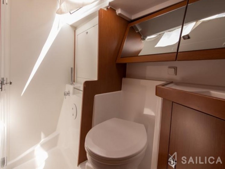 Oceanis 41 - Yacht Charter Sailica