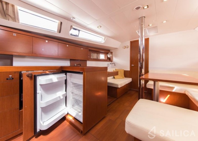 Oceanis 41 - Yacht Charter Sailica