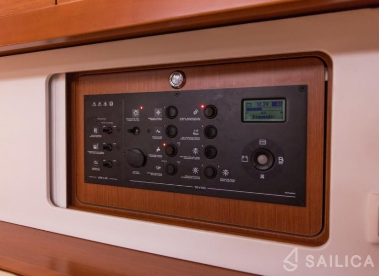 Oceanis 41 - Yacht Charter Sailica