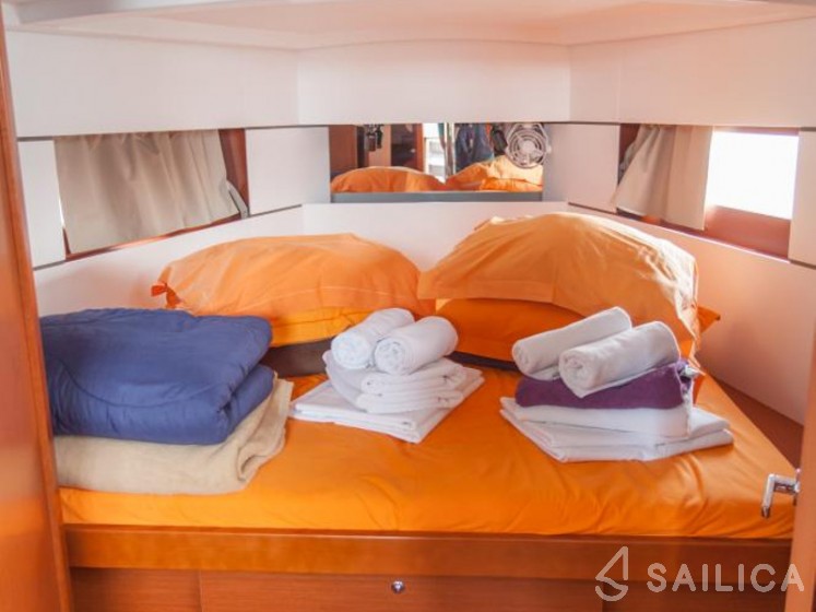 Oceanis 38.1 - Yacht Charter Sailica