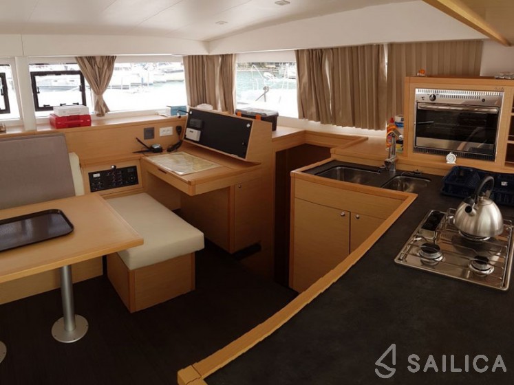Lagoon 400 S2 - 4 + 2 cab. - Yacht Charter Sailica