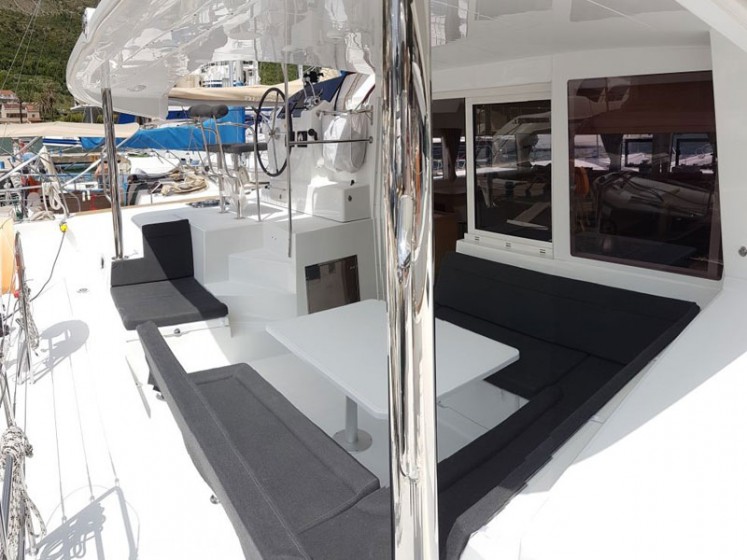 Lagoon 400 S2 - 4 + 2 cab. - Yacht Charter Sailica