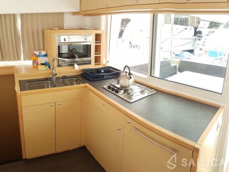 Lagoon 400 S2 - 4 + 2 cab. - Yacht Charter Sailica