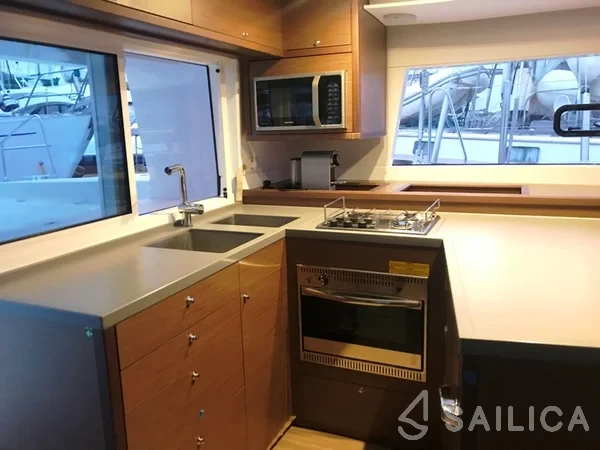 Lagoon 450  Flybridge - Yacht Charter Sailica