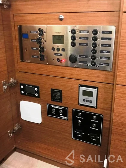 Lagoon 450  Flybridge - Yacht Charter Sailica