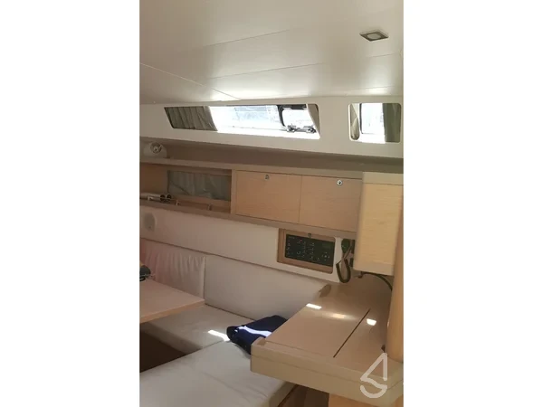 Oceanis 45 - Yacht Charter Sailica