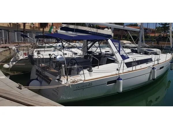 Oceanis 45 - Yacht Charter Sailica