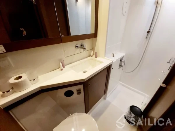 Lagoon 450  Flybridge - Yacht Charter Sailica