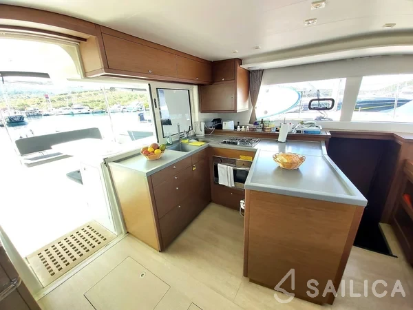 Lagoon 450  Flybridge - Yacht Charter Sailica