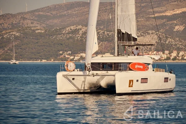 Lagoon 42 - Yacht Charter Sailica