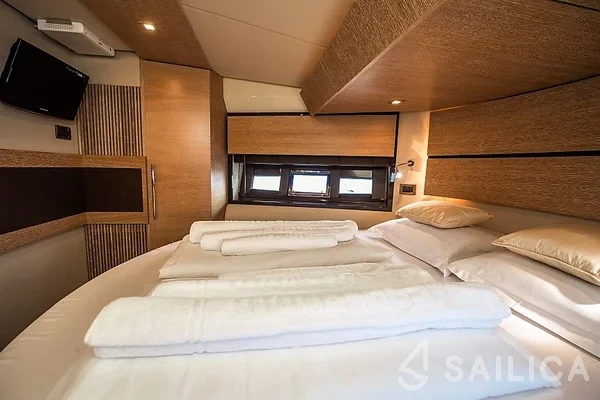 Azimut 47 Fly - Yacht Charter Sailica