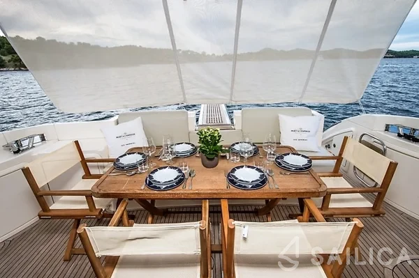 Azimut 47 Fly - Yacht Charter Sailica