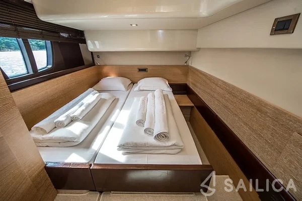 Azimut 47 Fly - Yacht Charter Sailica