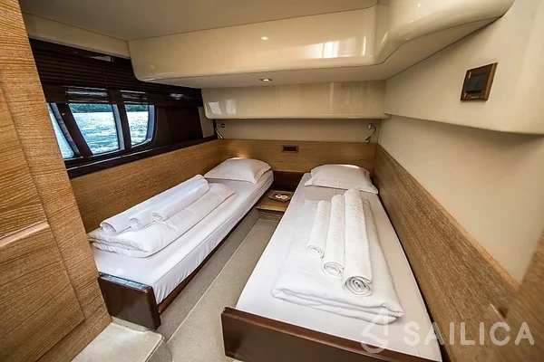 Azimut 47 Fly - Yacht Charter Sailica