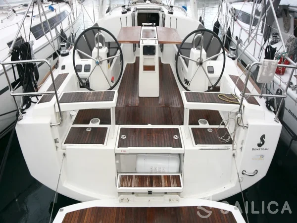 Oceanis 38 - Yacht Charter Sailica