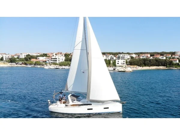 Oceanis 38 - Yacht Charter Sailica