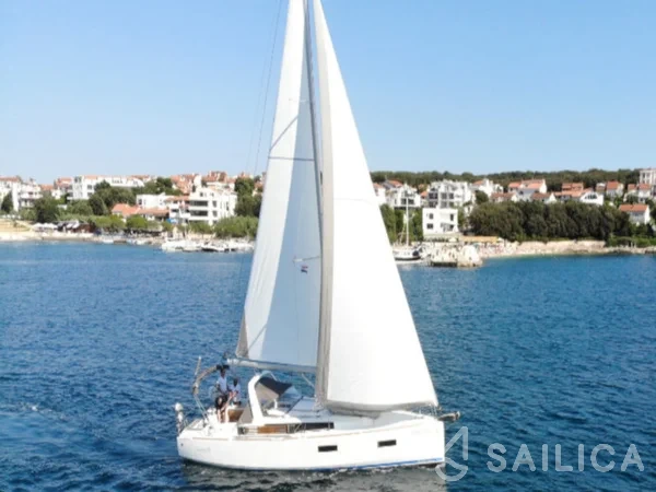 Oceanis 38 - Yacht Charter Sailica