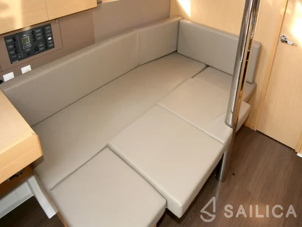 Oceanis 38 - Yacht Charter Sailica
